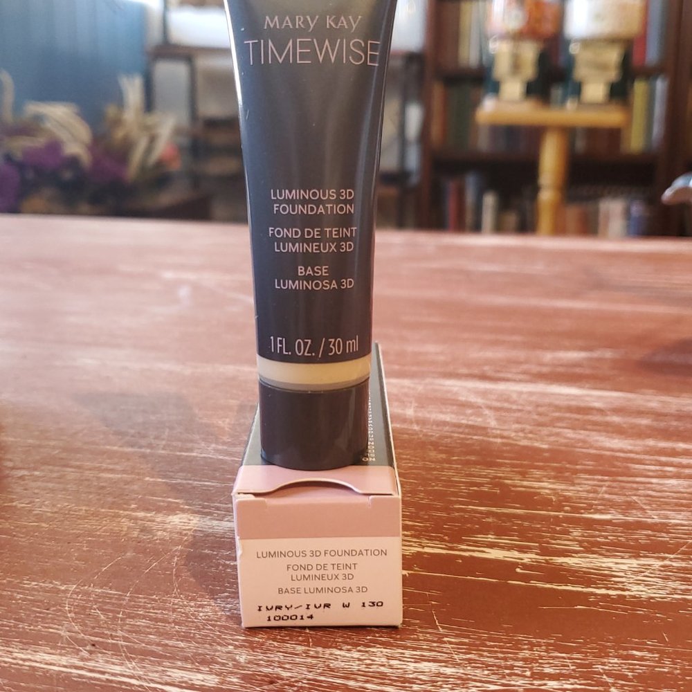 Ivory W 130 (Warm) Luminous 3D Foundation   Normal to Dry Skin TimeWise®